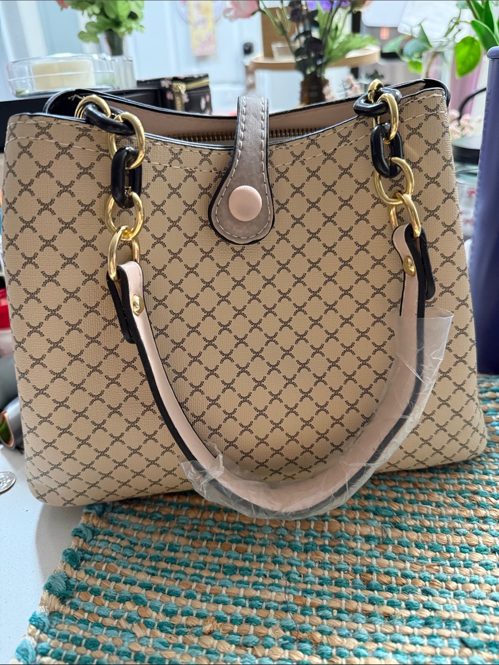 🌻🍁Beige Patterned Tote Bag with Gold Chain Accents🍁🌻